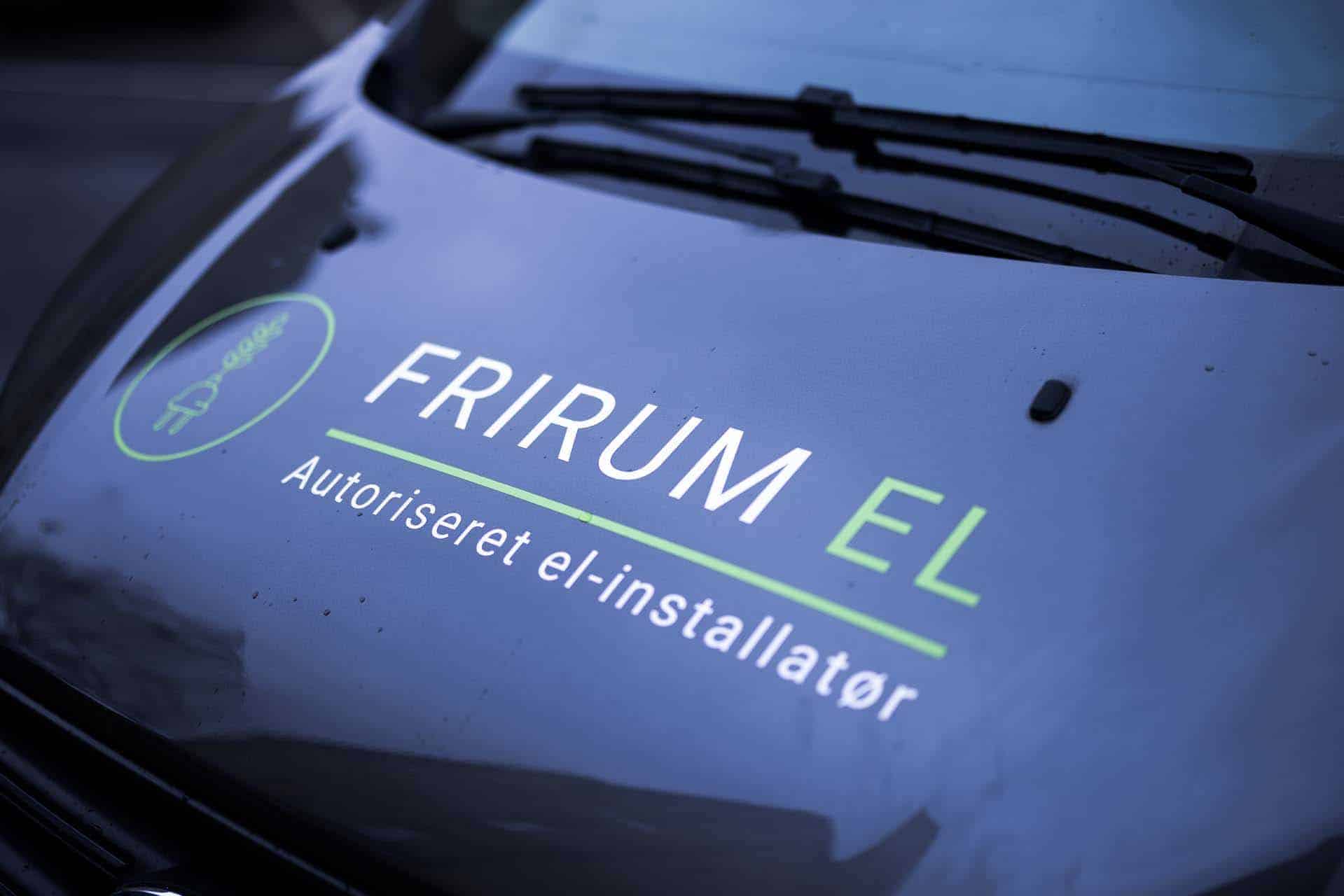 Frirum El logo på kølerhjelmen af firmabil