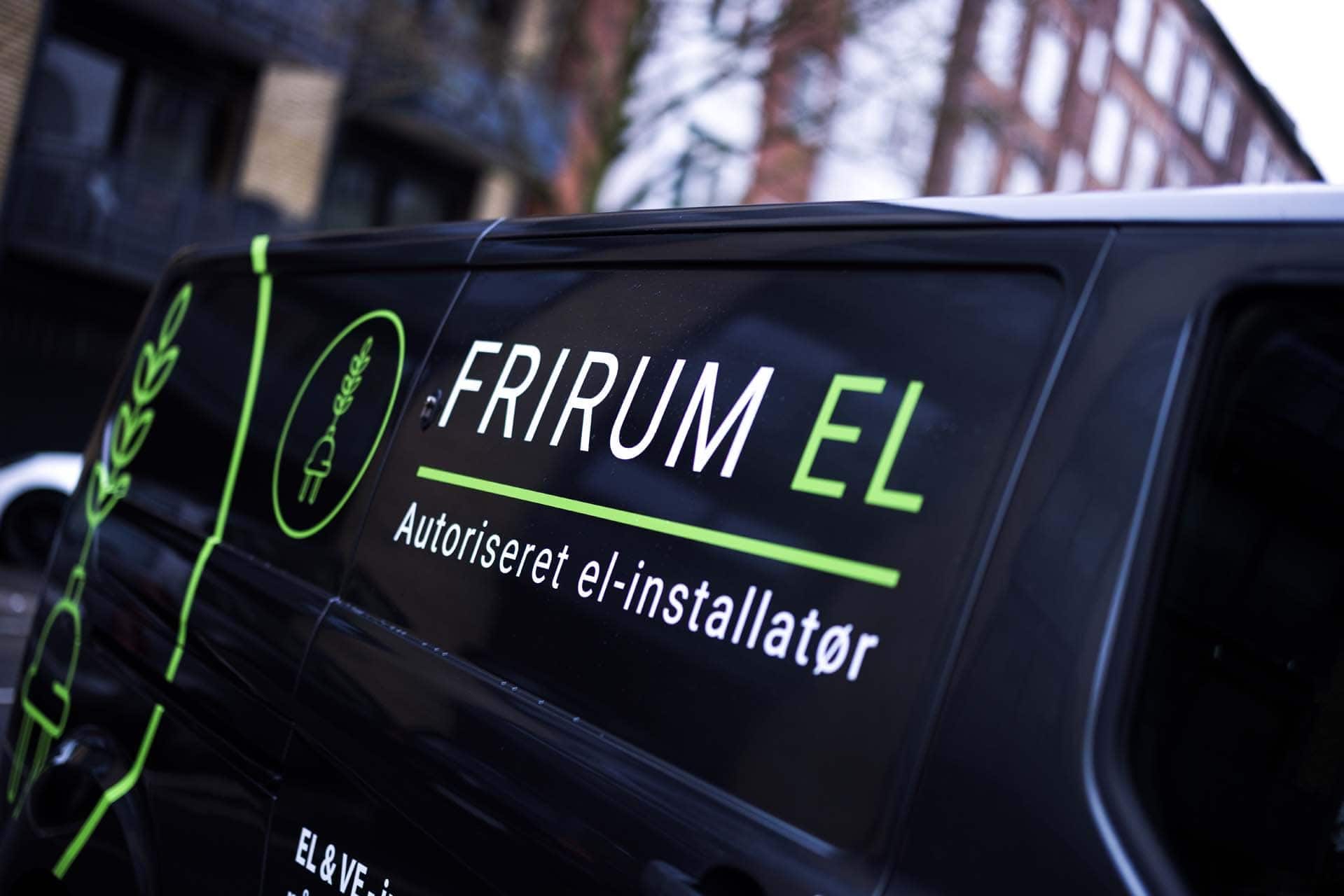 Frirum El firmabil, der holder parkeret på Vesterbro.
