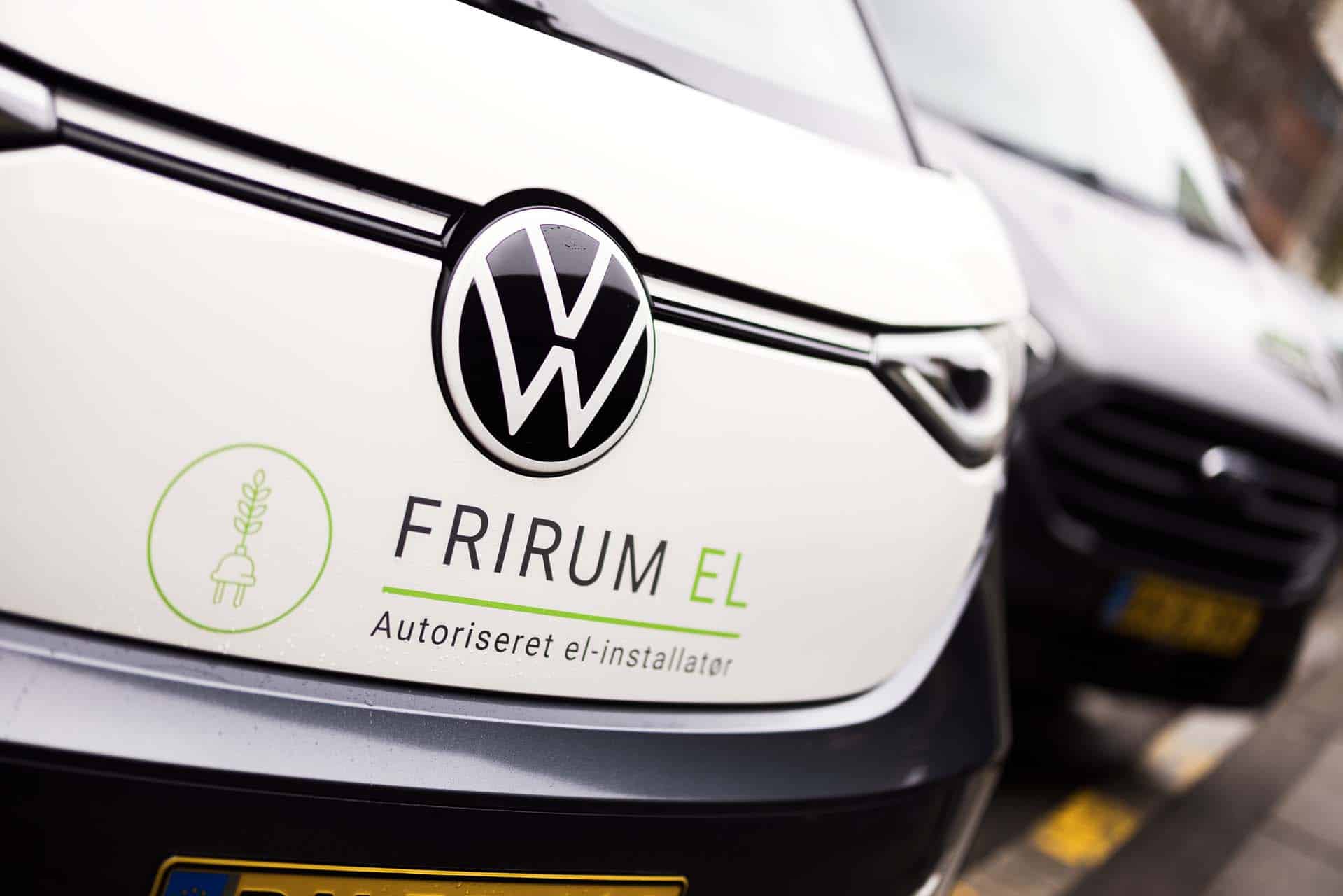 Frirum El logo på en VW ID Buzz firmabil i hvid.