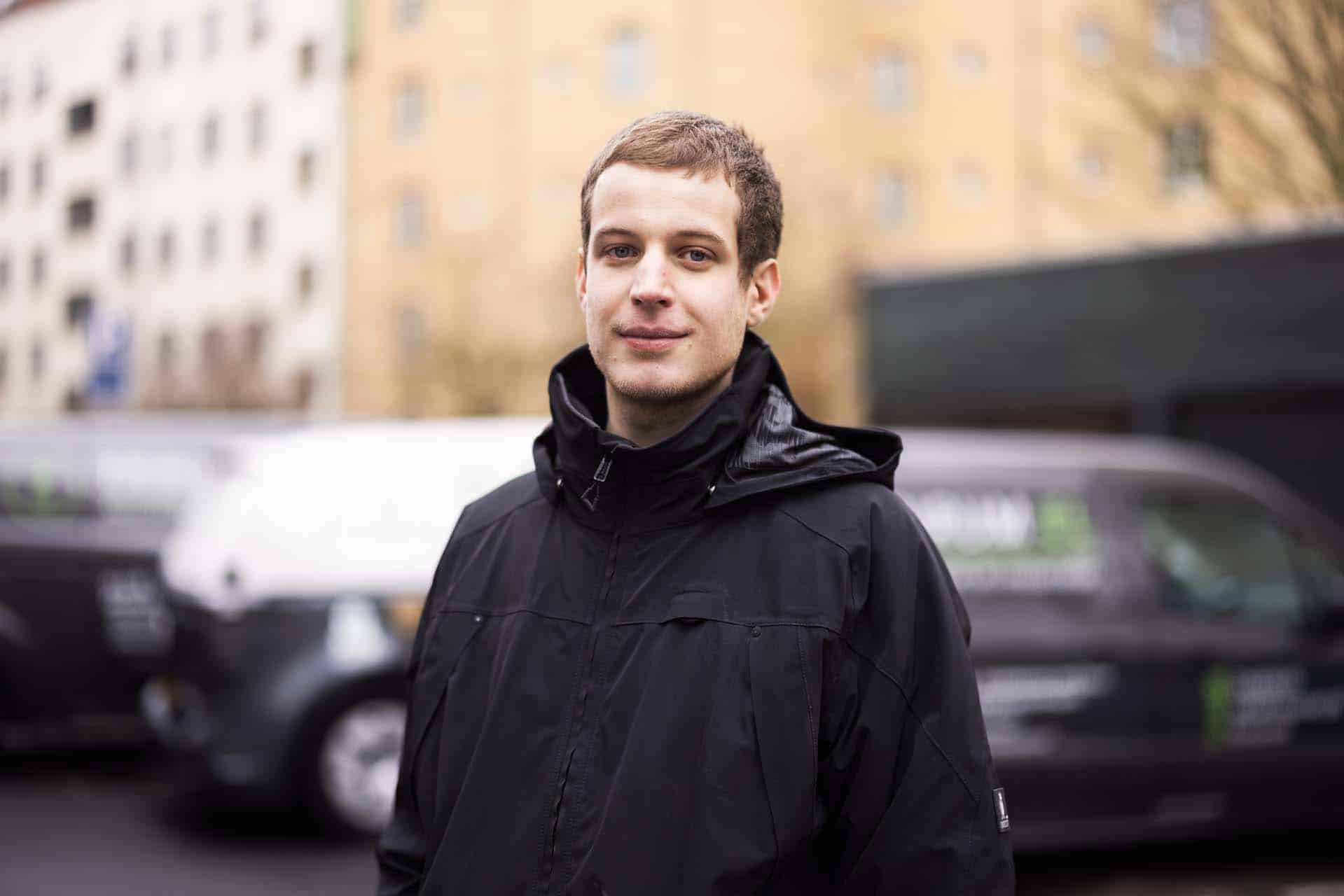 Elektriker foran tre firmabiler