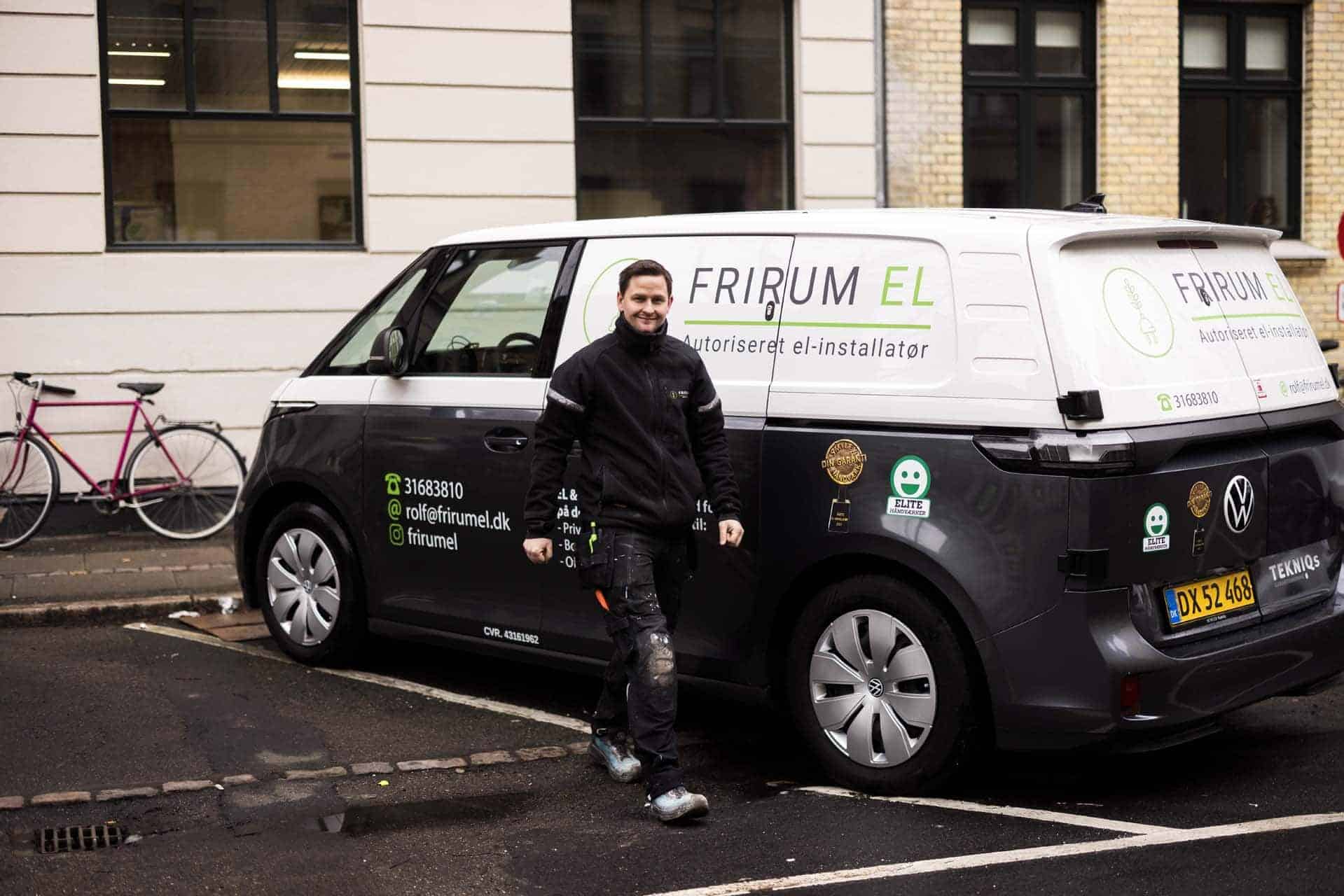 Elektriker fra Frirum El, der lige har installeret en ny eltavle.