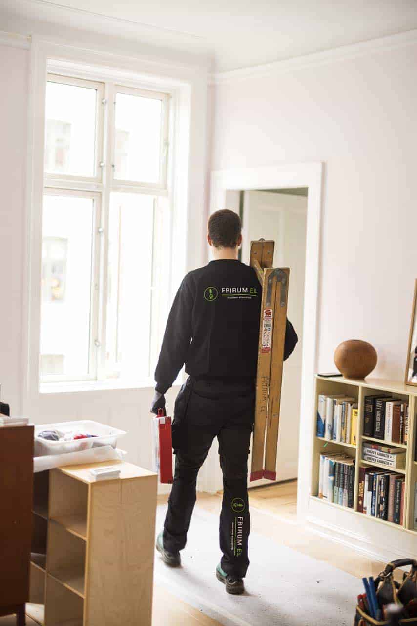 Elektriker på Østerbro i gang med en el renovering i en lejlighed.